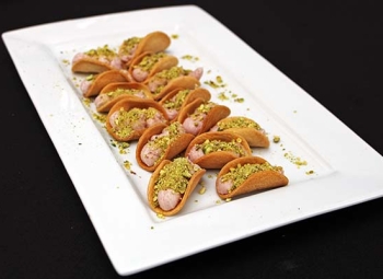 Parmezaan taco met mortadella mousse